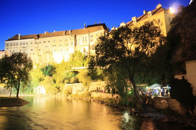 食事後、中世の雰囲気が更に増した夜の町を散策しながら撮影。ライトアップされたヴルタヴァ川とチェスキークルムロフ城　22：15頃撮影