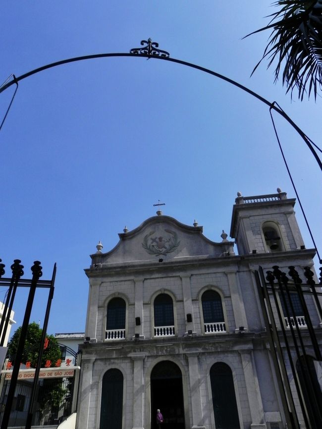 なんじゃここは？<br /><br />あぁ、また違う夢にはいっちまったか<br /><br />でもこの教会風の建物って覚えがある<br /><br />おばあちゃんが死んだ次の年から西宮の幼稚園に行かせてもらったのだが、近所にあった教会かなぁ？そこに似てる。<br /><br />ウチ貧乏なのに体裁気にするおかンはおいら横分けにしていつもきれいなかっこさせてくれてたよおで、でもなんせここは西宮、おともだちンとこは豪邸ばっかでかくれんぼしてたら迷子になるよなおウチんとこばっか。<br />ウチが寿荘っていうボロアパートの２階の１室でおふろもなかったけどともだちはセントーってのがどういうとこか知らず武庫川で遊んだ帰りなどに誘って行ったらプールみたいで羨ましがられたり、部屋のちゃぶ台がわりのコタツをかたしてへやいっぱいにふとんしいてみんなで雑魚寝するのが面白いらしくとっかえひっかえお泊りに来てくれたり、走るの速くて、バック転も出来て、動物が好きで、いつも千円持っててべろべろやらあてもんやらおごるししてたからおいらのほうがえらそーやったりした。<br />おいらそのころはとってもニュートラルなセイシツで明るく元気一杯、物怖じもせず、卑屈にもならず、評判の（どういう評判やったかは今考えるとわかるが）綺麗なおかンが自慢でトモダチもたくさんつくってけっこうみんなから好かれていたように思うほど自分でいうのもなんやけど<br /><br />ええ子やった♪