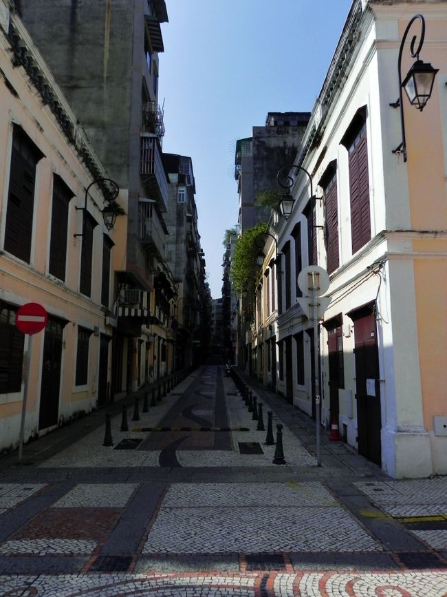 でも、しょうがっこ２年のときに大阪、寝屋川は香里園の文化住宅にひっこしたときのカルチャーショックは大きかった。<br /><br />はじめての教室でおいら忘れもしない。<br /><br />ズボンつりにハイソックス、受け狙いで言って見た<br /><br />ボ、ぼぼ、ボクなかまさっていいまっす、西宮のたかぎしょうがっこからことぶきちょうにひっこしてきました、さんだーばーどがだぁいすきでっす。<br /><br />はい、みんななかよくしたりやぁっとせんせいがいってくれてんのにだ〜れもなぁんもいわんとしーんってしてんの<br /><br />おいおい、いぢめたったらあかんでぇ、おい、おまえめんどうみたれ<br /><br />って言われてたったんがえらい背の高いどうみても２つ３つ上のおにいさんみたいなきたむらくん<br /><br />はい<br /><br />って返事してくれたからほっとしたけど朝礼終わってどないしたらええのかわからんおいら、ぢっとつくえにきざまれた呪文みたいなん解読しようとしてたら教室のうしろに連れて行かれ、トンネルズのタカさんみたいな表情できみ、わるいこといわんからそのかっこやめ、先輩らにしばかれんで、その時計ももってきたらあかん、はだしで体育館シューズはき、ほんまにあぶないで、おお！きみええにおいの消しごむ持ってるやん、おお！ビッグＸの下敷き初めてみたぁ！ちょっと貸しといて、な、ええやん、すぐ返すがな<br />コンパスもあたらしなぁ、どやこんなんできるか、ほれほれ<br /><br />かっかっかっかっか<br /><br />うわ、すごいね<br /><br />きみもやってみ<br /><br />いやいやむりむり<br /><br />ええがなてつだったるがなほれかっかっかっぶすっ<br /><br />んあぁぁぁああ<br /><br />すまんすまんあっ血ぃでたがな<br /><br />おーいやたべ、保健室つれてったり<br /><br />なんかあったら言いや、わからんことなんでも言いや、な、ほな下敷きと消しゴムかりとくで、<br /><br />せんせにゆうたりしたらあかんでええな、じぶんでやったっていいやおれしらんで、ええな<br /><br />ごすっ<br /><br />そうしておいらのあたらしいしょうがっこ生活はゆがんだコンパスの鉄芯とともにはじまったのであった<br /><br /><br />