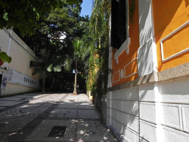 保健室につれていってくれたんはやたべさん、こっちもみあげるほどでっかいがなかなかきれいな子<br /><br />廊下でてから<br /><br />ねぇ、<br /><br />ねぇ、<br /><br />はい？<br /><br />あんたどっからきたん？<br /><br />にしのみや<br /><br />ふ〜ん、ええしのこぉかぁ<br /><br />なんやどっかとおきょとかからきたんかとおもたわ、ボクとかゆうし<br /><br />さっきのきったんもそんなにわるいこやあらへんよ、ちょっとからかってみただけやとおもうわ<br /><br />よろしくね♪　うち　しのぶってゆうん<br /><br /><br />手の甲に穴開いてたけどなぜかそんなに痛くなくって<br /><br />笑うとえくぼがでるしのぶちゃんがいっぺんに好きになって今までびくびくしてて床にひいてる油のニオイしかわからなかったのがてらてらと輝きだしてついでにがっこも好きになった♪<br /><br />ほんでさんだーばぁどってなに？<br /><br />