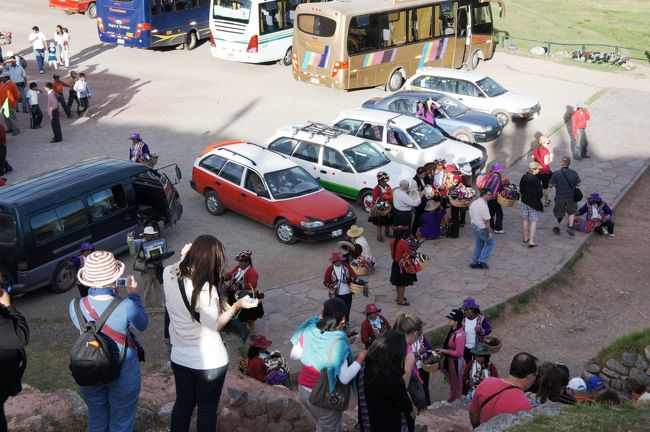 遺跡を一通り見学し（通り抜け）、出口側の駐車場へと降りて行きます。やはり！ですが、みやげ物を売る売り子の人たちが観光客を待ち構えていました。<br />