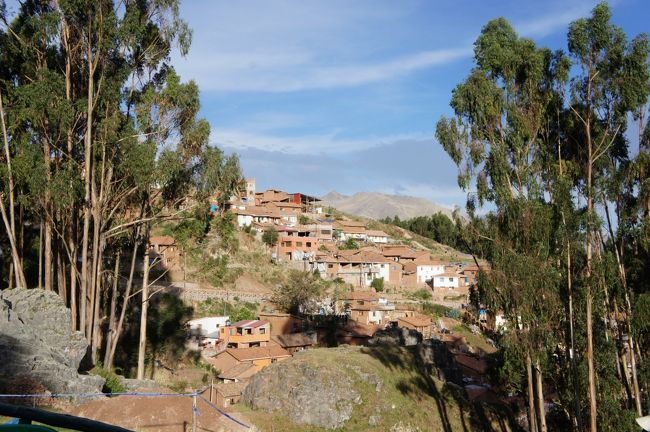 サクサイワマンを出て、バスでさらに高台へとあがっていきます。次に見学する遺跡は「ケンコー」です（ケンコーとはケチュア語でジグザグというような意味だそうです）。<br />この写真はケンコーから見た風景。山肌に民家が立ち並んでいます。<br /><br />