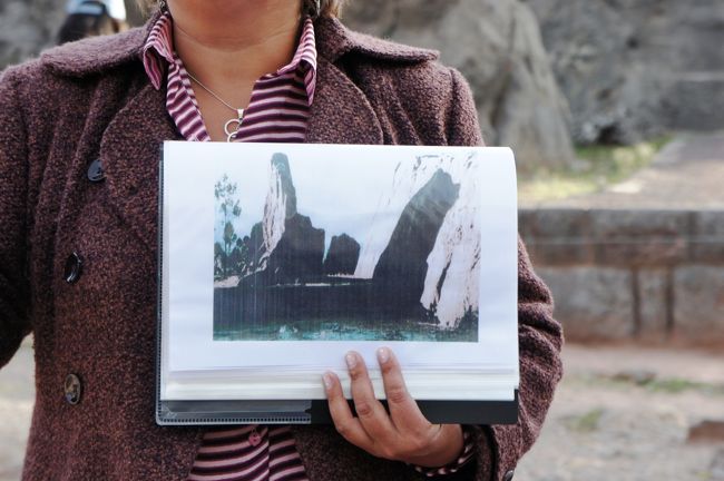 ガイドさんが写真を使って解説をしてくれました。<br />