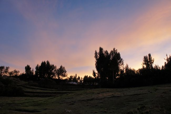 もうだいぶ日が落ちてきました。空が何とも言えない色に染まって、きれいです。今日の観光はこれで終わりです。またバスに揺られてホテルへと戻ります。<br />
