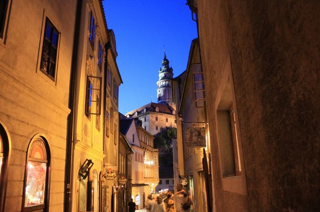 チェスキークルムロフの一押しの夜景。本当に中世の街中を歩いている感じ。