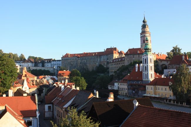 7/10　翌朝、早朝から朝日で輝くチェスキークルムロフの街並みを写そうとホテルを出る。まず歴史資料館の前のテラスのようなビューポイントからチェスキークロムロフ城を撮影。6：15頃撮影。ちなみにチェコのこの日の日の出は5：03　日の入りは21：12