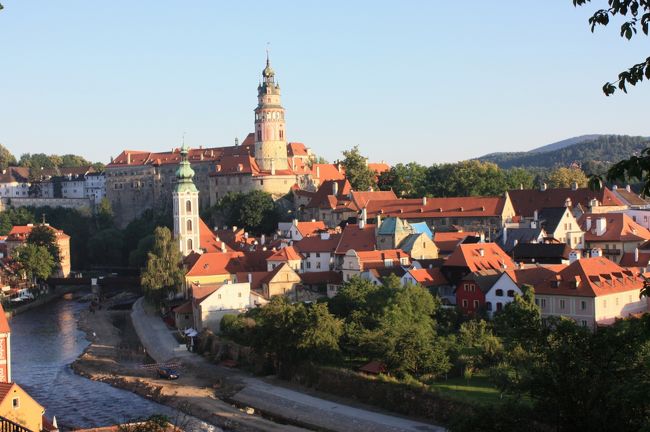 チェスキークルムロフへの入り口に架かる石橋（ホルニー・ブラーナ）の近くにある駐車場が素晴らしい展望台にもなっている。この写真は、この駐車場から撮影。