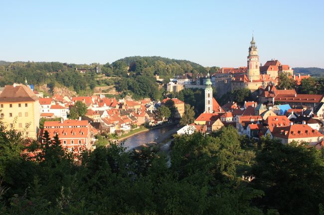次に、チェスキークルムロフの城と街並みを一緒に写したいと思い、自動車通りを渡って、小高い場所まで登った。そこから写した写真です。撮影時間は6：30頃