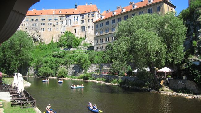 昨晩、美しいライトアップされていた城壁とヴルタヴァ川で船遊びに興じる観光客