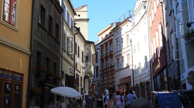 ラトラーン通りのこのあたりがチェスキー・クルムロフの商業地域<br />。チェスキークルムロフの観光を終了して、名残惜しいが、11：30出発して又オーストリアへ戻る。　