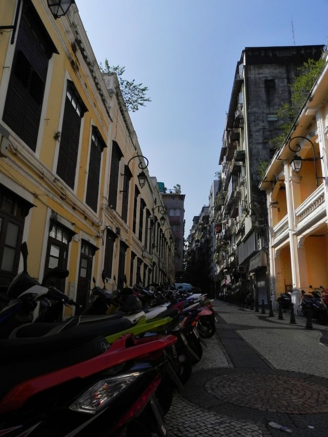 ん〜古い街並みは好みだけれどマラッカあたりのほうが楽しいな<br /><br />ここらへん、なんとなくつまんないのは？<br /><br />たぶんきれいすぎるのと店がすくないのでかな？<br /><br /><br /><br /><br />それでも夢はつづいてく