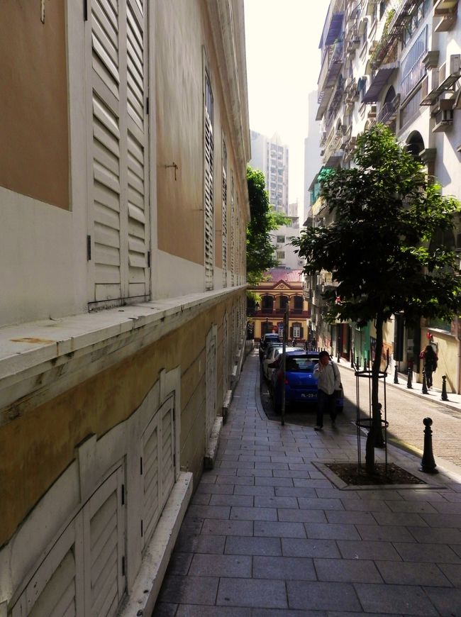 はぁはぁ、すんません、もうそこまで来てるんですけど足がつっちゃって、え？はい？後ろ向きにね、はぁ、なるほどね<br /><br />いやむりですって、うぅ、すんません、お手数かけますけどどなたかちょっとはぁ、お手伝いお願いできませんかね、はぁはぁ