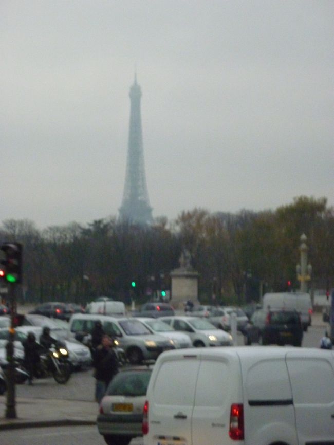 霧にかすむエッフェル塔<br />１１月はほとんどがくもり空だそうです