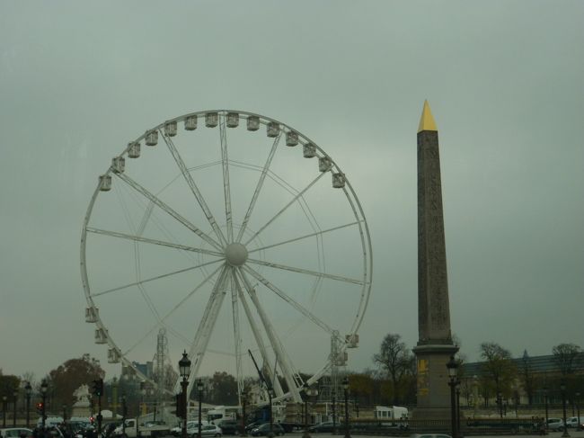 コンコルド広場のオベリスク<br />奥に見えるのはクリスマスシーズンにやってくる<br />移動観覧車取り付け中です