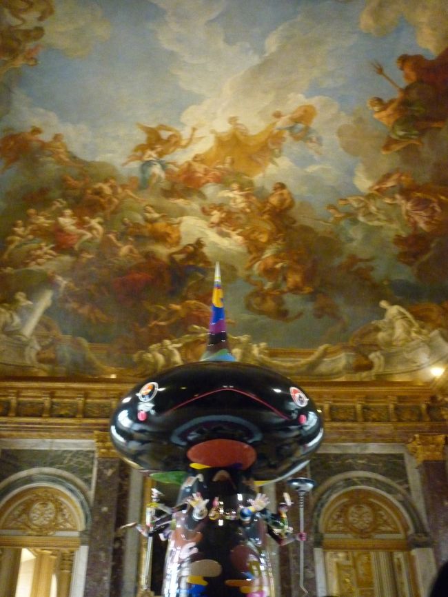 わー！！！立派な天井画！！<br /><br />・・・て、真ん中の邪魔なんですが。<br />ベルサイユで村上隆の展覧会があったんです。<br />