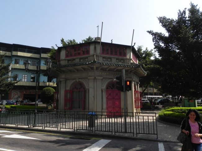 八角亭、道路はさんで真ん中にあるがな<br /><br />図書館でしょ？<br /><br />うるさいでしょ？<br /><br />なんでわざわざ？<br /><br />っで<br /><br />ここがこのコースの終点、タクシー拾いにくいからグランドリスボアまでもう少し歩きましょうって書いてあった。<br /><br />おつかれさん