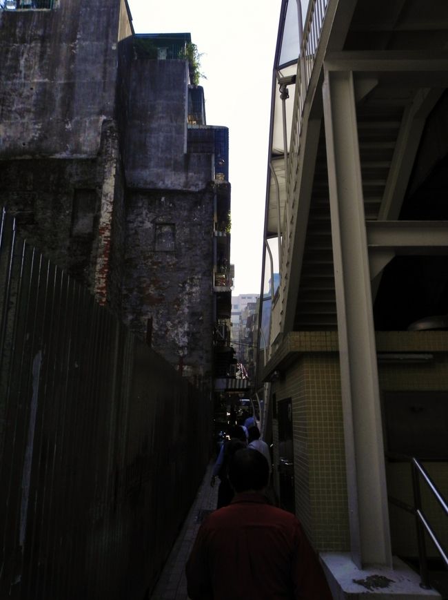 っというか、<br /><br />ここからやったら着いてすぐ行ったメルカード近く通っていったらけっこう近いんで歩く事にした<br /><br />このむこうはついてすぐつまみ食いしたベーカリィんとこやな