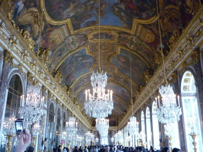 鏡の間<br />シャンデリアも天井画もすごーい！