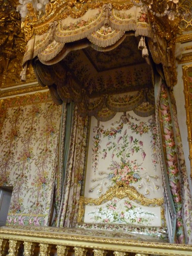 マリーアントワネットの寝室<br />マリーアントワネット専用の刺繍の柄が可愛い