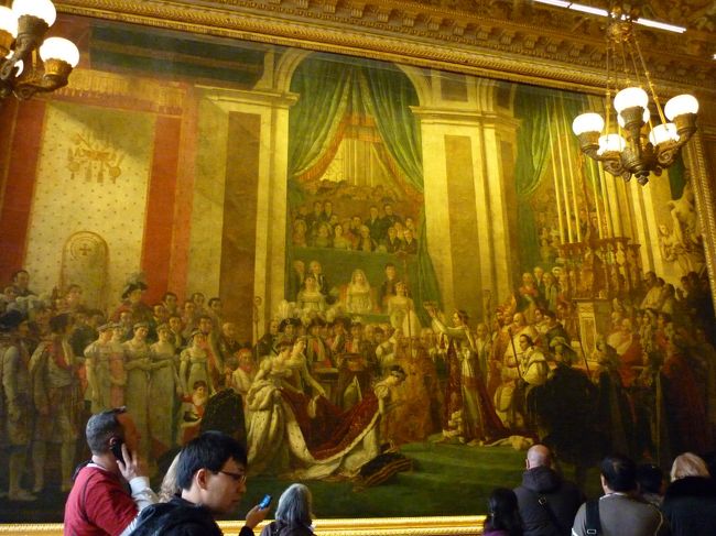 ナポレオンの戴冠式<br />ルーブルにあるのと同じモチーフです<br />王妃様の後ろに控える４人の王女様のうち<br />ルーブルのは全員白いドレスですが<br />こちらのは一人だけピンクのドレスをまとっています。<br />この絵を描いた画家が一番美しかった王女だけを<br />違う色のドレスであらわしたと伝わっているそう<br />