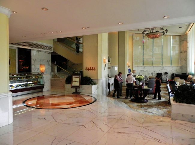 セナドあたりにあったよね<br /><br />歩いてもええけどタクシーにしよか、ね<br /><br />んーんー、買い物ね、いきましょいきましょ♪<br /><br />ベルボーイさん詳しかったやん、聞いてみ<br /><br /><br /><br />あっそ、そおやろな、みんな香港行くんやな、服とか買うときはやっぱりな。<br /><br />そう、Ｙａｏｈａｎぐらいやって、<br /><br />ん？ヤオハン？あの？わぁ、みんなどうしてはるやろ？もしかしておひとりぐらいいてはったりするかもやな？いこいこ♪<br /><br />タクッスィー♪<br /><br />サンマールー、セナド手前でお願い