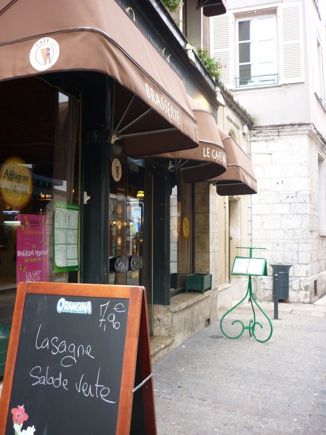 シャルトルへ移動。<br /><br />観光前にお昼ごはんです。<br />