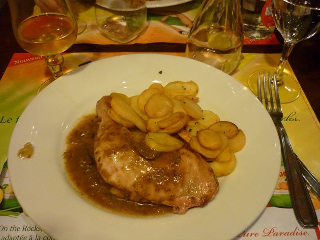 鳥の足の煮込みとフライドポテトてんこもり。<br />とってもジューシーでおいしかったな〜