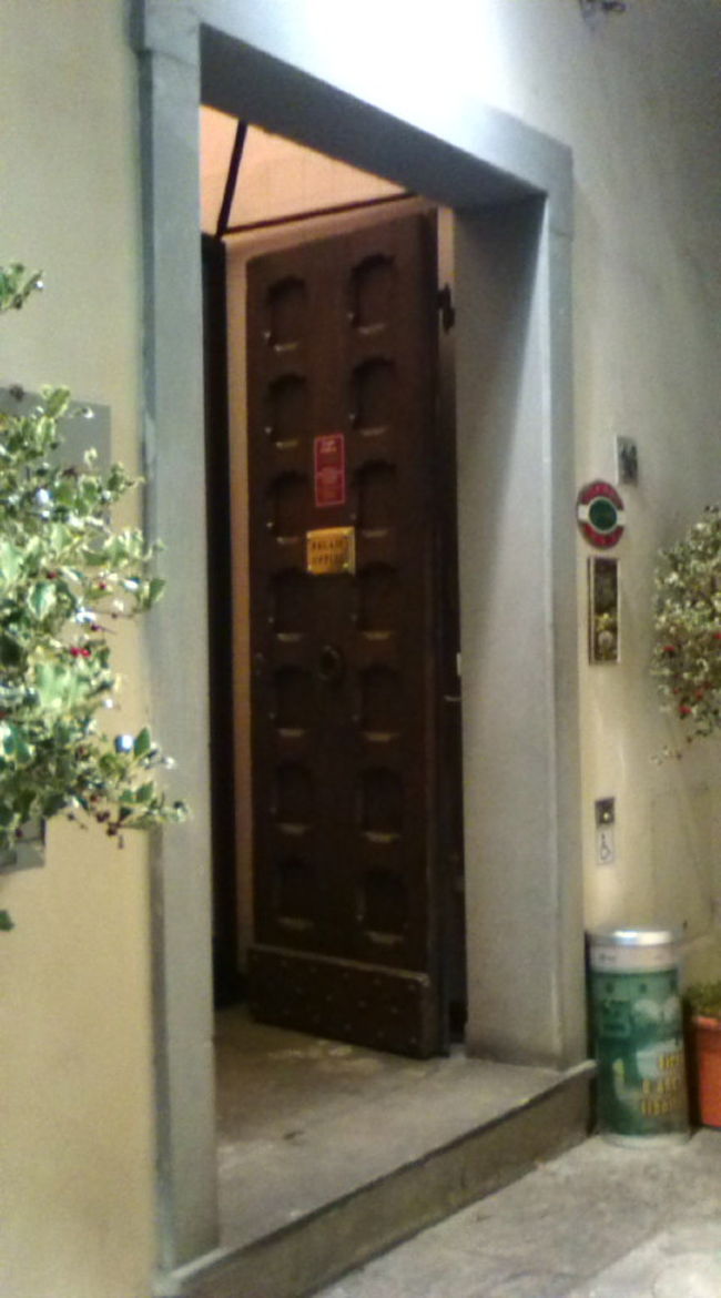 今回、送迎を付けてもらっていて大正解。夜に着いたし、ホテルまでの道は入り組んでるし、まぁ、なんてったってイタリア初めてだし…。送迎の人もすごく優しい人でいろいろ気遣ってもらいました。私が語学堪能だったら、もう少し楽しい会話ができただろうに(><)悔やまれます。<br />お世話になったホテルはレラ・ウフィッツィーさん。チャイムを鳴らすと中から鍵を開けてくれます。（送迎の運転手さんがやってくれて知りました…日中も玄関はチャイムを鳴らさないと入れませーん）