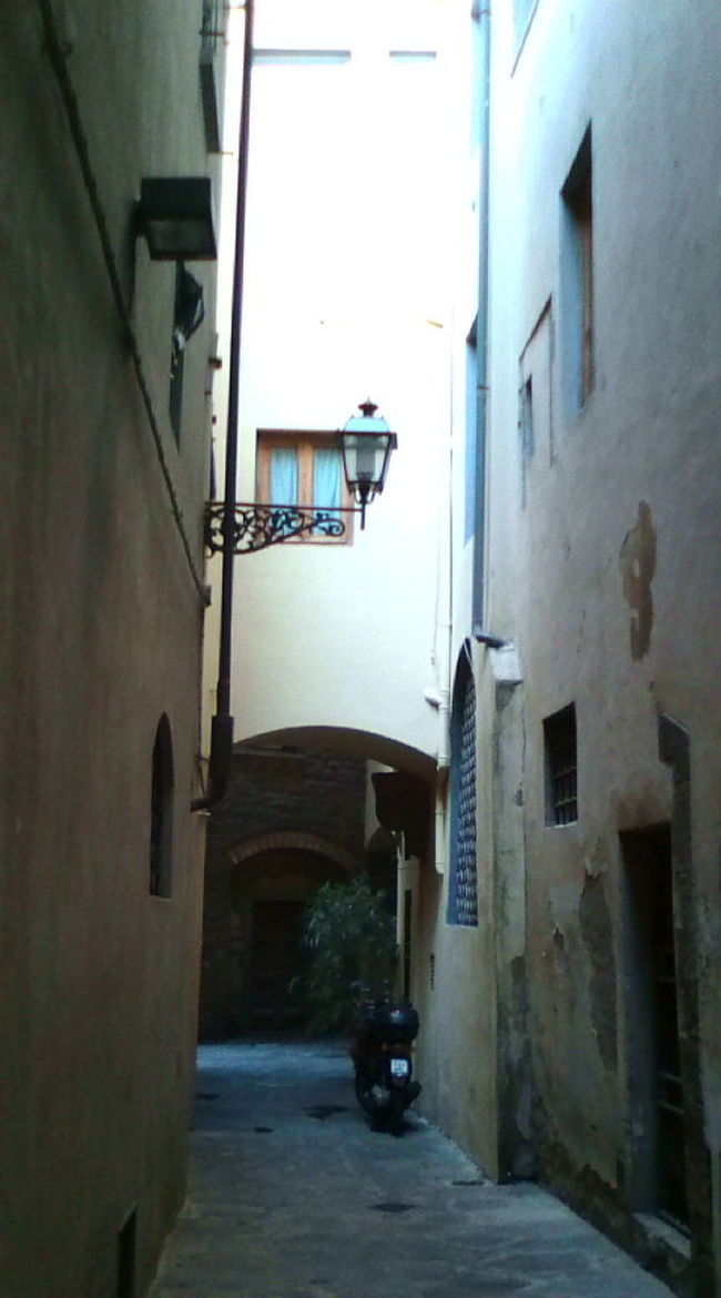 こんな小道のところにホテルの入り口はあります。一人だったら迷うって！<br />でも実は名所のど真ん中に位置していたのでありました。（次の朝、判明。）