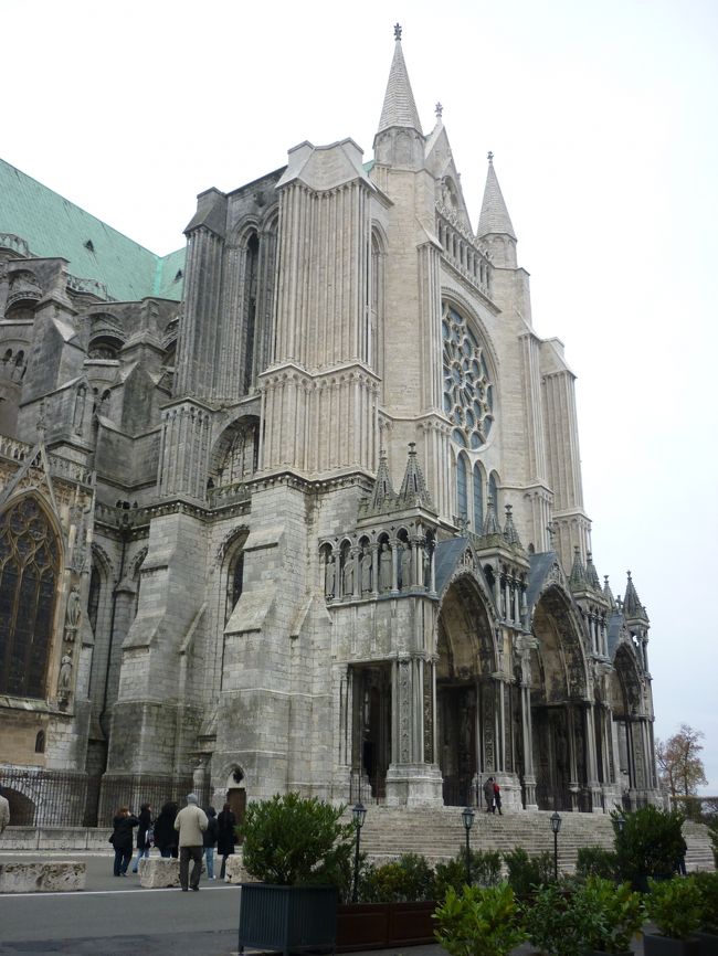 シャルトルのノートルダム大聖堂<br />教会内のステンドグラスにシャルトルブルーと呼ばれる<br />ここ独自の美しい青いガラスが使われています。<br /><br />残念ながら正面のステンドグラスは修復中