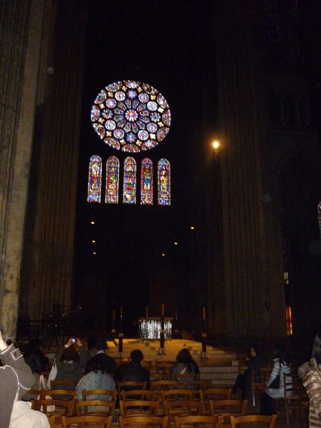 パリのノートルダム大聖堂も素敵でしたが<br />シャルトルの方が圧倒されました<br />信仰のない私でも祈りたくなってしまう荘厳さがありました<br />