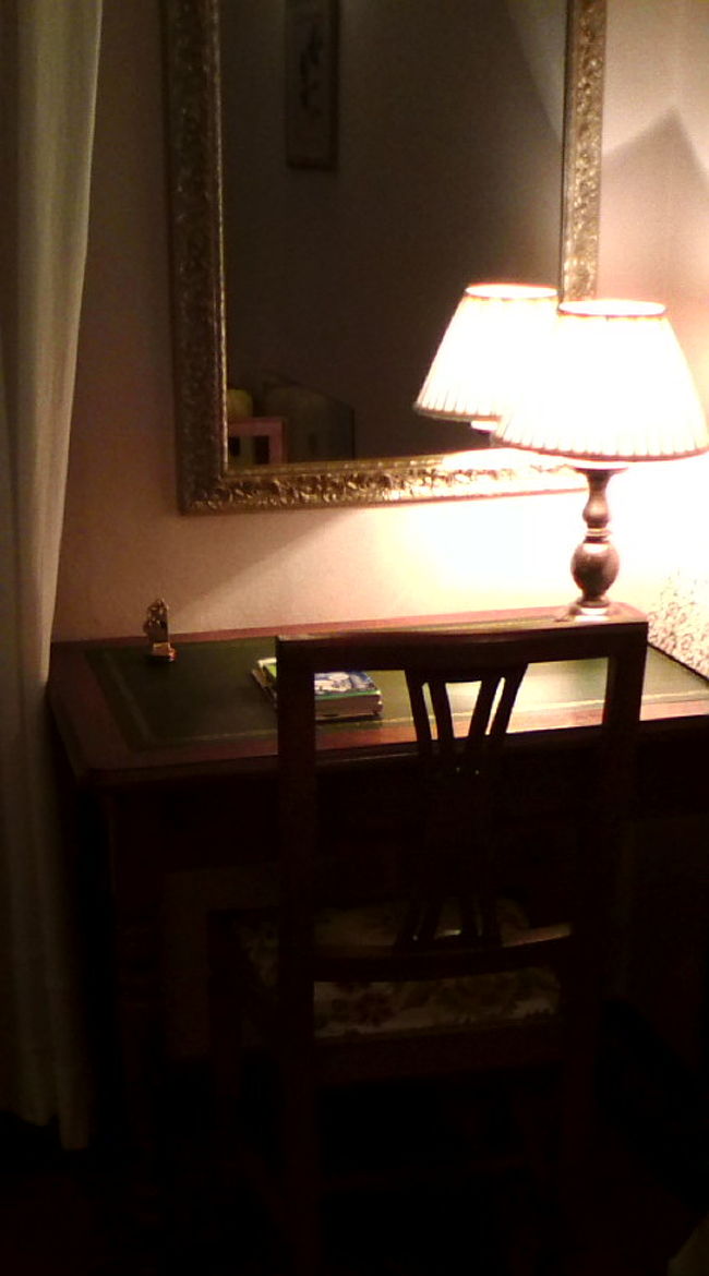 テーブル。小さいけどアンティックな感じで良かった。<br />テーブルはここだけなので、自動的に食卓も兼ねることに（^^;