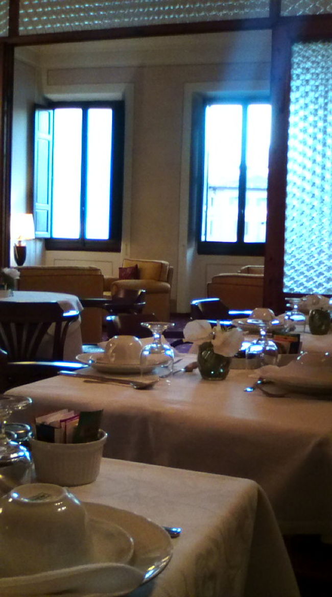 朝食の場所。白いお花がいつもテーブルに飾ってあってきれいだった。<br />ポットでサーブしてくれるエスプレッソとホットミルクが嬉しかったなぁ^^<br />あまいシロップがかかったクロワッサンとクリームチーズが美味しくて毎日食べました。豪華ではありませんが、十分満たされる〜　のーんびり。　