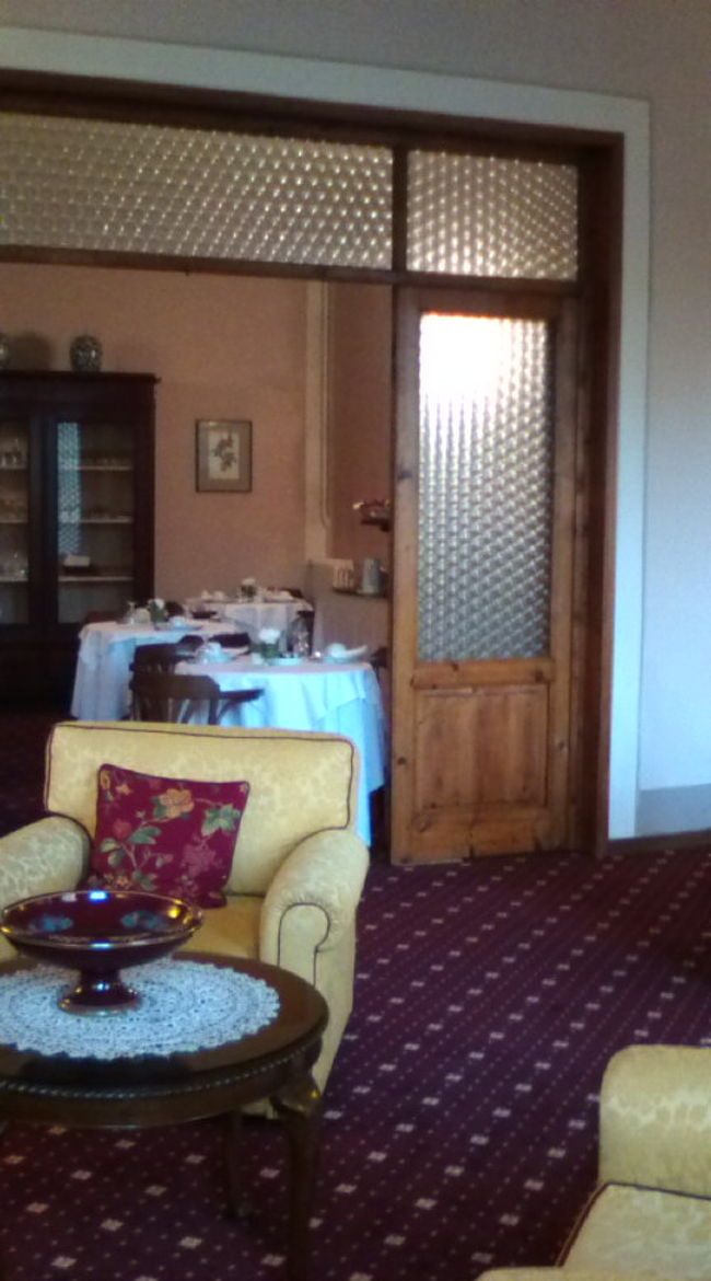 そして、朝食の場所の隣のロビーからは…