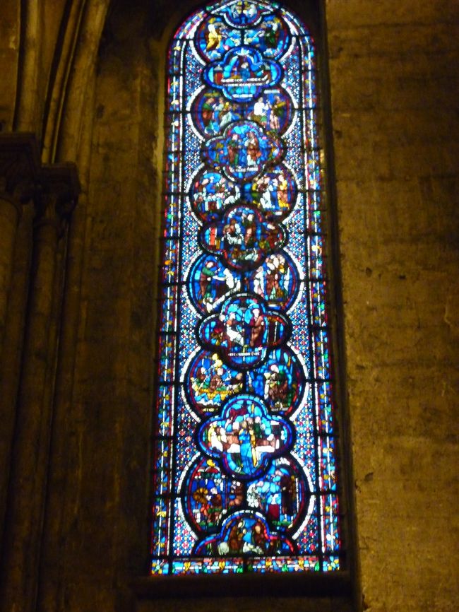 このステンドグラスは<br />シャルトルブルーがたくさん使われていて<br />華やかでした。<br />