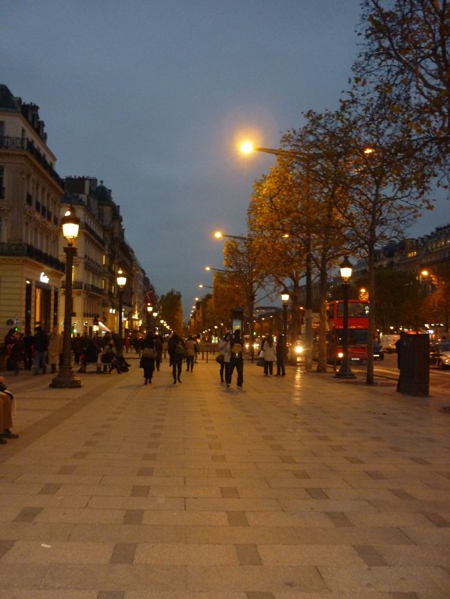 振り返るとシャンゼリゼ通り<br />クリスマスの電飾が用意されています。