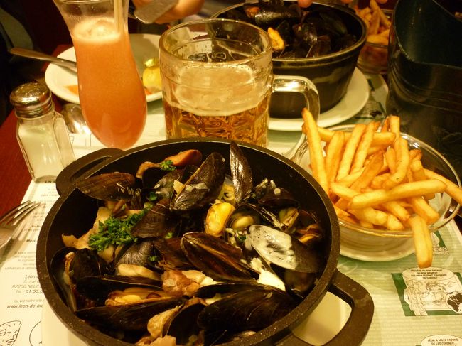 シャンゼリゼ通りのレオンドブリュッセルで晩御飯<br />鍋いっぱいのムール貝が楽しめます。<br />味付けもたくさんありますが、<br />英語メニューで写真付きなので分かりやすいです。<br />旦那はシンプルな酒蒸し<br />私はキノコクリーム煮にしました<br />頼まなくても大量のポテトがついてきます。<br />スープまで美味しく頂きました。<br /><br />私が頼んだカクテルは<br />”ピンクレオン”<br />お店の名を冠したものに間違いはありません。<br />　　　　　
