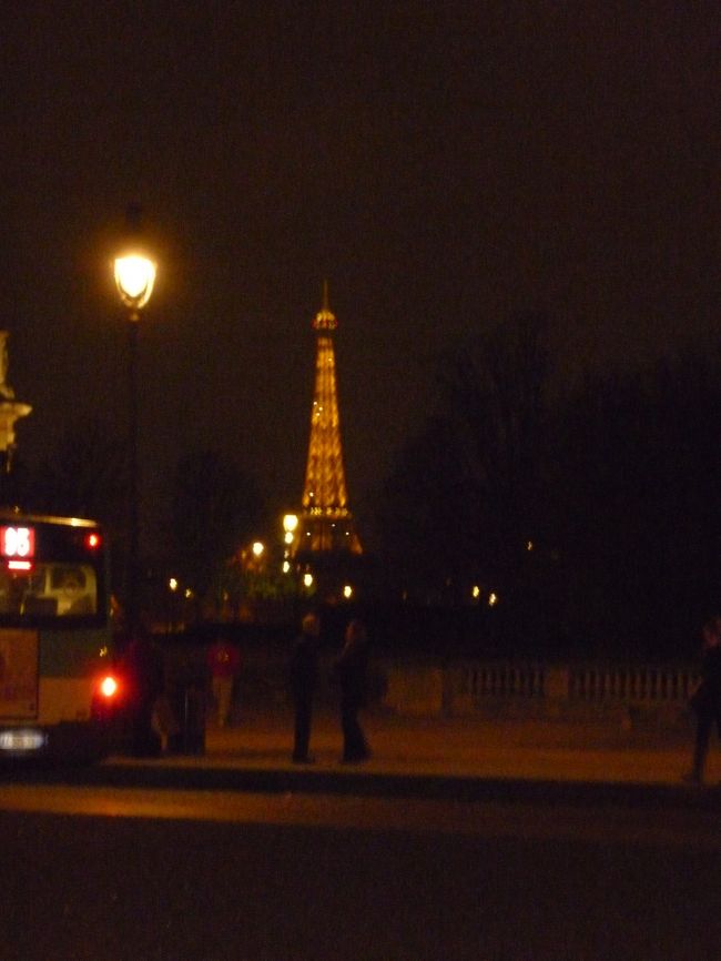 ルーブル美術館からエッフェル塔のライトアップ<br />