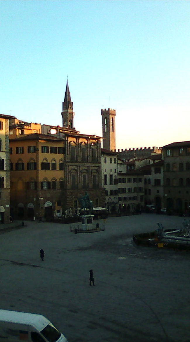 なんとシニョーリア市場に面していた！<br />こんなに立地が良かったとは…<br />方向音痴の私にとっては、優しいホテルだわー<br />