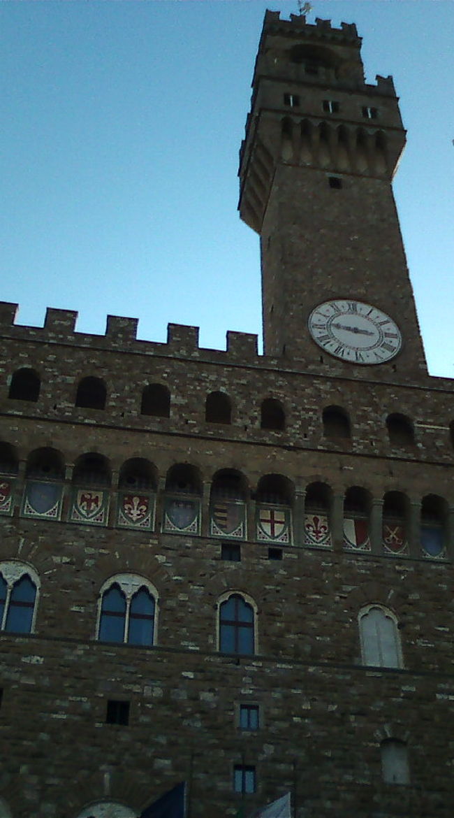 街歩きスタートは、当然シニョーリア広場から。<br />朝のうちは、ヴェッキオ宮もかげり気味。でもいい天気！<br />まずは街歩きの中心、ドゥオーモをめざす。