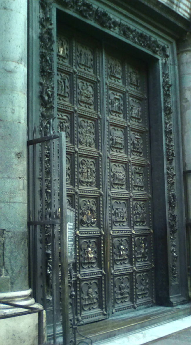 おや、これは天国の扉…　じゃないほうだね。<br />ちょうど裏手に人だかりができているので、建物をぐるっと回る。