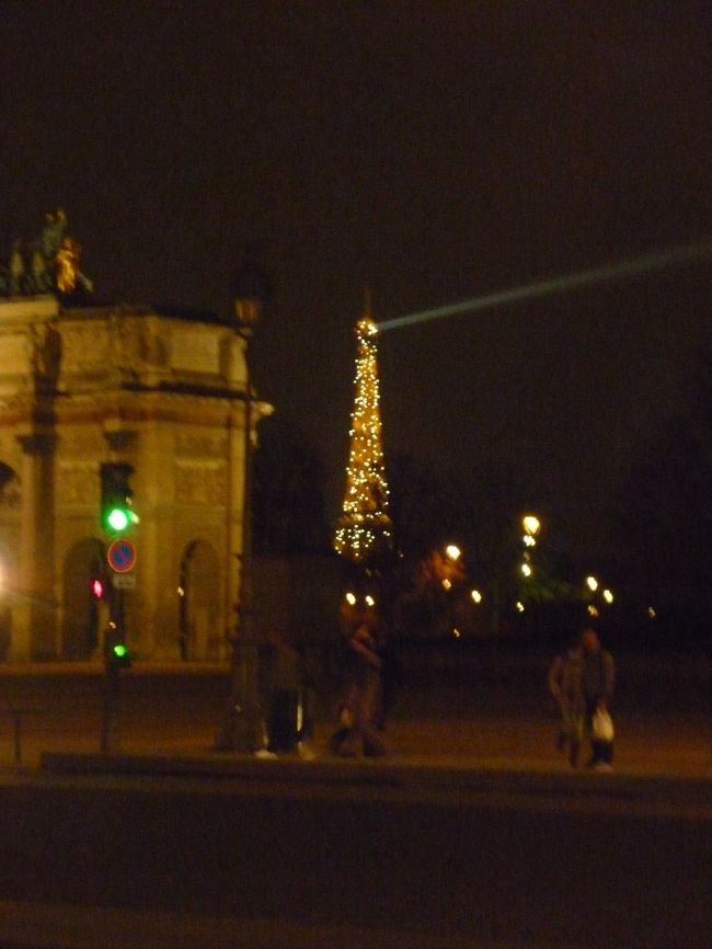 毎時間ちょうどにちかちか光るエッフェル塔<br />きれいでした。<br /><br />帰りにまたまたモノプリに寄って<br />お土産のお菓子を物色。<br />オペラ座近くのモノプリはお土産用のお菓子を<br />たくさん品揃えしているので助かります。<br />