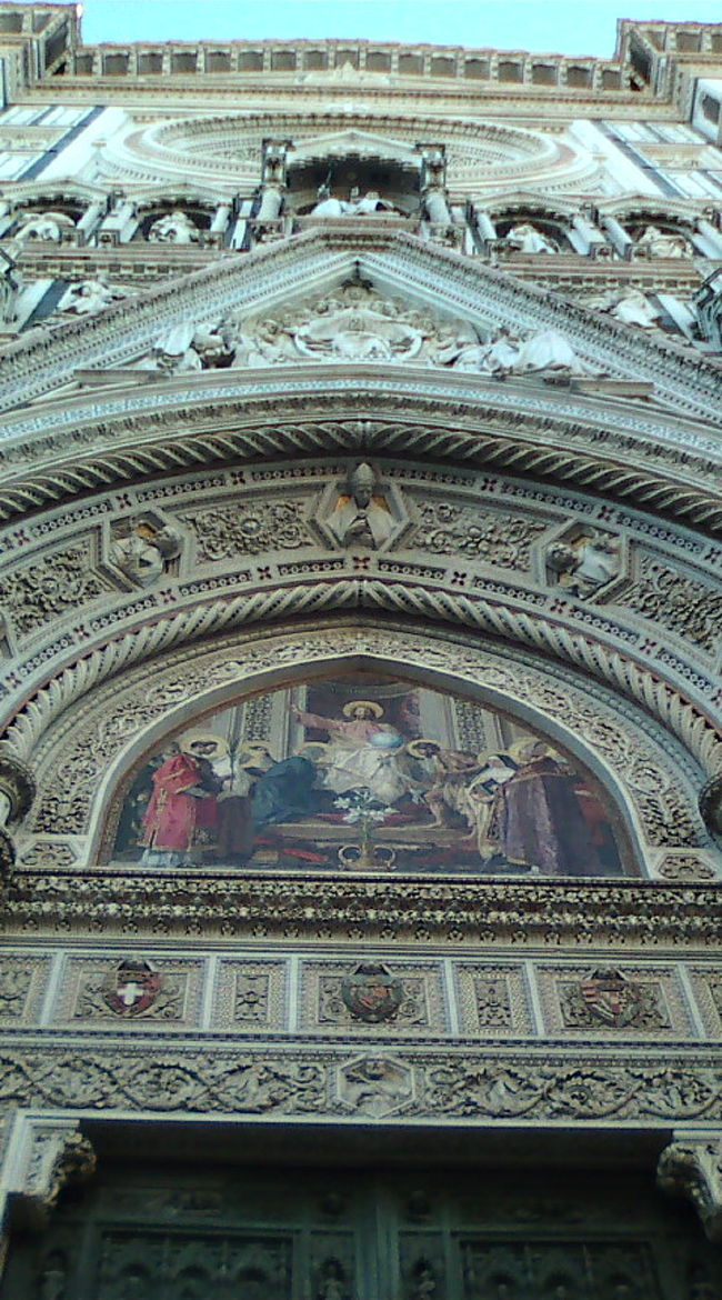 見上げると細かな彫刻と壁画が。<br />大きいだけじゃないのね。<br />