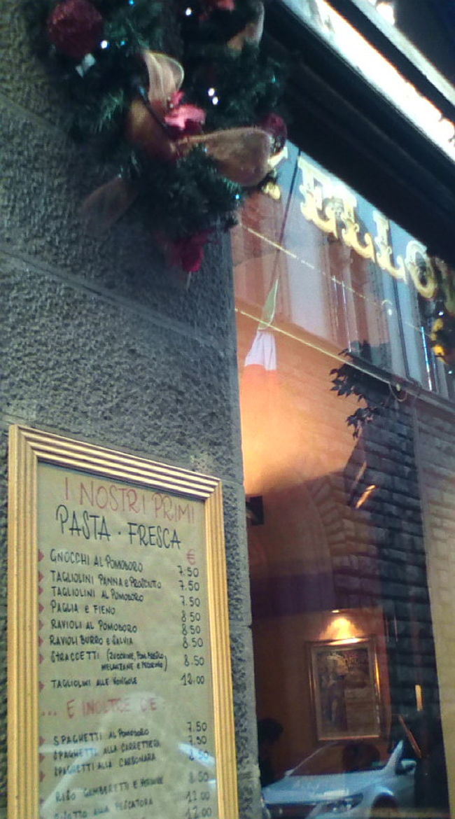 お昼は、４トラさんで教わったYELLOWさんへ。<br />超超混んでました！！そうそう、冬は閑散としているかと思いきや、フィレンツェ観光客だらけでした。（夏はもっとなんでしょうね）イタリア語話してるけど多分地元じゃないだろーなーという人が昼ぐらいからどかどかと街に増えて来ました。ここでひるんだら、昼が食べれぬ！！とウエイトレスさんに「センタ！センタ！」とぐいぐいアピールして席をもらい、注文。英語が併記してあるメニューだったし、きっとパスタだけ〜とかでも大丈夫そうなお店だったので、行きやすいところだな〜と思いました。プロコンソロ通りにあります。<br />