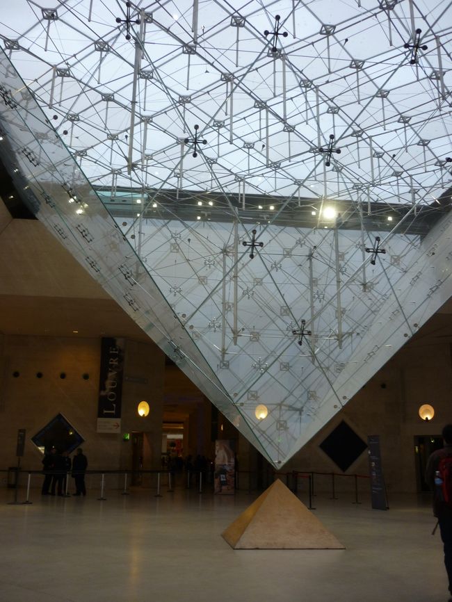 ルーブル美術館に行きました。<br />入口はどこも混んでいるようなので<br />ピラミッドからの入り口以外の方がすんなり入れるようです