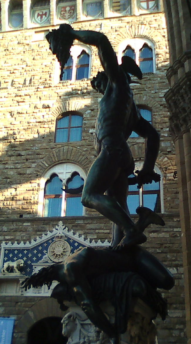 シニョーリア広場の像たち。いくつか像が並んでいます。この首を持った像は人気があるらしく、夜にはメインにライトアップされていました。