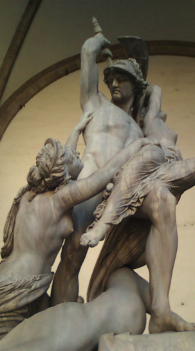 このころお昼のワインでちょっと酔っ払っていましたんで、この人たちが何を言っているか？？という変な妄想をしながら見ていました（笑）<br />まあ、でもそれくらいドラマティックな姿なんです^^