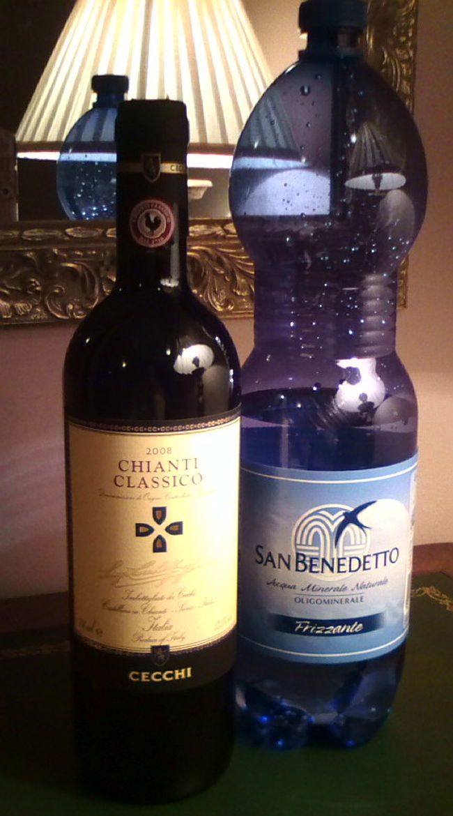 女一人旅なので、夜はお部屋で済ませます。（残念）<br />ダンテの家の近くのスーパーで買ってきキャンティクラシコと水。水は適当に買ったらガス入りでした。でも意外と美味しくてお気に入りだったけど。あとチーズと葉ものとクラッカーらしきものも買って。<br />昼にいっぱい食べたので、こんなんでも平気でしたね。