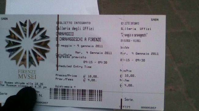 次の日のスタートはウフィッツイー美術館から。代理店さんに予約をしてもらっておいたんだけど、その予約プリントを入場券に変えるのが分かりづらくてあせりました！確か、入り口とは違ったはず…と思っていたら、私と同じような紙を持ったイタリアの人が、スタッフに場所を尋ねていたので、よっしゃ！とその人の後を着いていき事なきを得ました。入場券を手にするまで１０分くらいかかったので、入場１５分前には来てくださいってそういうことだったのね。と思いました。<br />人の流れに乗ってたらガイドを借りそびれて残念でしたが、ちゃっかり日本人団体のそばでボッテチェリの絵の説明は聞けました^^<br />有名な「受胎告知」やっぱりダビンチはなんか頭抜けてるな〜と感じました。