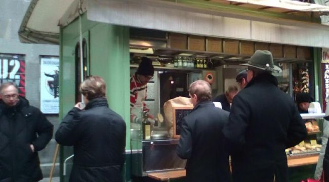 いのししさんのそばのパニーノの屋台。男の人ばっかりたむろってたので、ちょっと勇気がいりましたが並んで買いました！目の前で作ってくれるから、待ってる間もわくわくする。